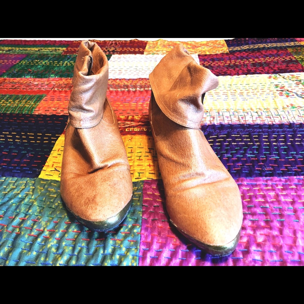 🌼Soft Vegan Leather Bootie w/ Gold Toe🌼